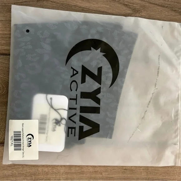 ZYIA Activewear Black Leopard
Reflective Hi-Neck
Stronger Tank - Picture 2 of 2